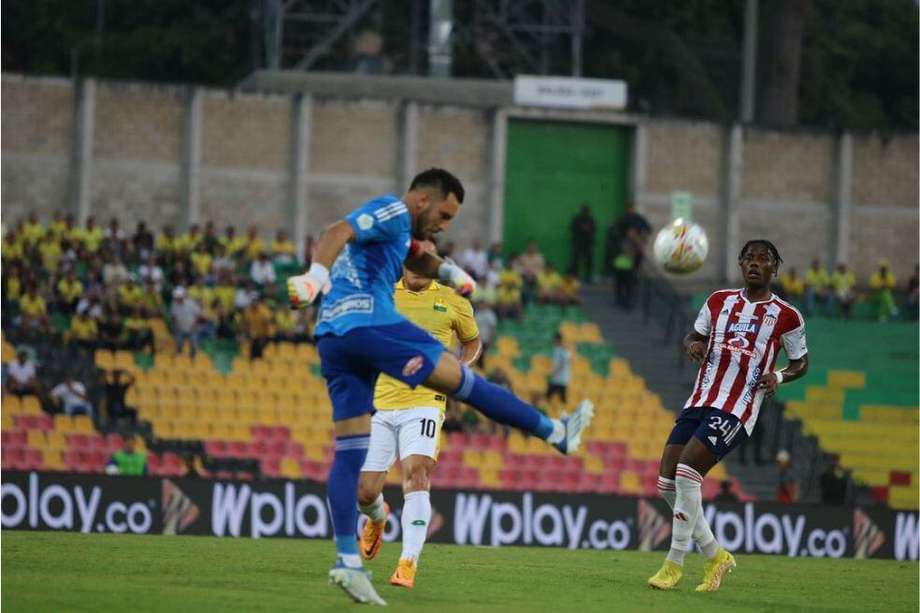 Sebastián Viera despeja un balón en el duelo entre Bucaramanga y Júnior, disputado en el Alfonso López.