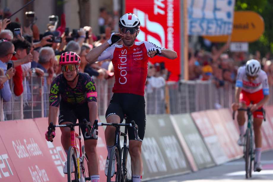 El ciclista francés del equipo Cofidis Benjamin Thomas celebra al cruzar la línea de meta su victoria en la quinta etapa del Giro de Italia.