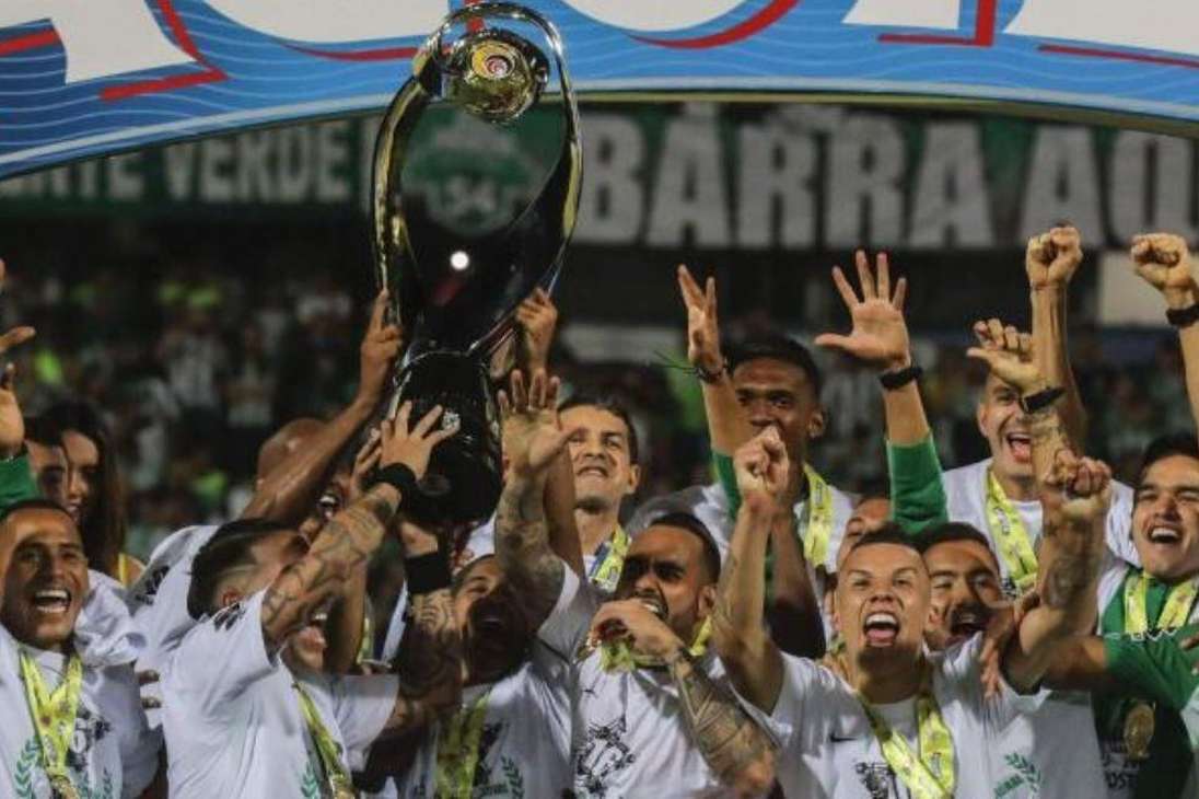 Atlético Nacional, el Rey de copas en Colombia, es el equipo que tiene más ligas en el país. Con un total de 16 estrellas los antioqueños son el conjunto que más veces ha sido campeón. El último campeonato lo consiguió en 2017.