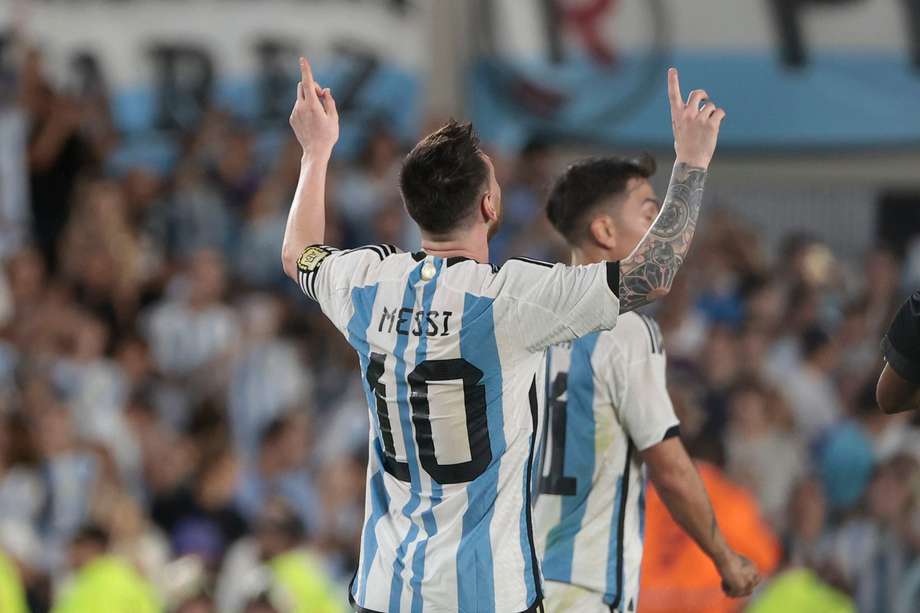 Lionel Messi celebra su gol 800 en el estadio Monumental de Buenos Aires. 
