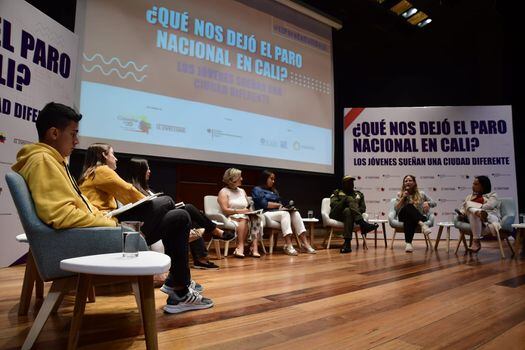 De izquierda a derecha, Nicolás Avendaño, Isabel Ulloa, Gabriela Posso, Gloria Castrillón, Valentina Parada, Rubén Valencia, Diana Rojas y Elizabeth Sánchez.