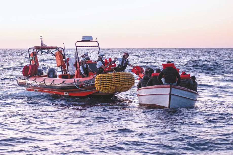 On the afternoon of November 15, MSF teams rescued 25 people from a wooden boat in the Maltese SAR zone - men, women and children, many of them feeling sick, hungry and thirsty after two days adrift at sea.
