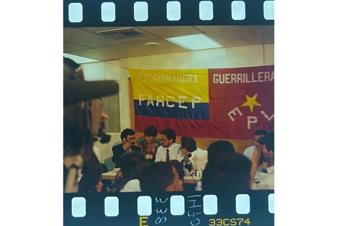 Esta imagen en la que se ven Iván Márquez y Alfonso Cano, negociadores de las Farc, corresponde a una rueda de prensa durante los diálogos en Caracas, que tuvieron que trasladarse en 1992 a Tlaxcala, México