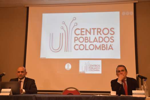 Luis Fernando Duque, representante legal de Centros Poblados, y Jorge Pino Richi, apoderado de la unión temporal (izq-der).