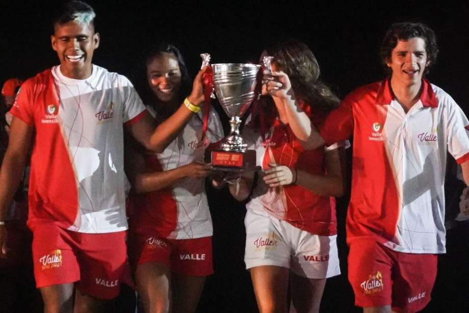La delegación del Valle del Cauca recibió en la clausura el trofeo que acredita su campeonato en los Juegos de Mar y Playa.