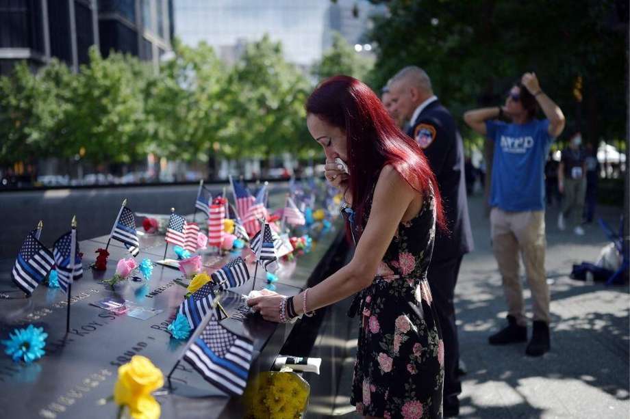Familiares de las víctimas dejan flores en el Museo y Memorial Nacional del 11 de septiembre después de la ceremonia que marcó el vigésimo aniversario de los ataques en Nueva York.