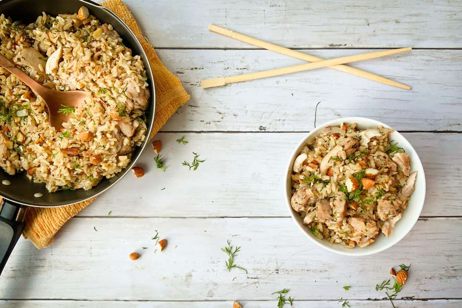 El arroz con almendras se puede acompañar de una ensalada para el almuerzo o la cena.