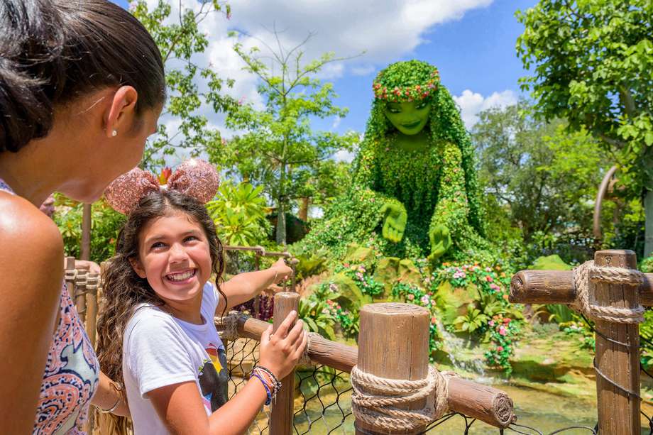 Fotografía cedida por Disney donde aparecen unas personas mientras visita la nueva atracción Journey of Water inspirada por "Moana", inaugurada en el parque temático de EPCOT en Lake Buena Vista, Florida.