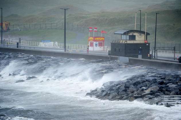 El huracán Ophelia ya deja 3 muertos y 120 mil personas sin electricidad en Irlanda