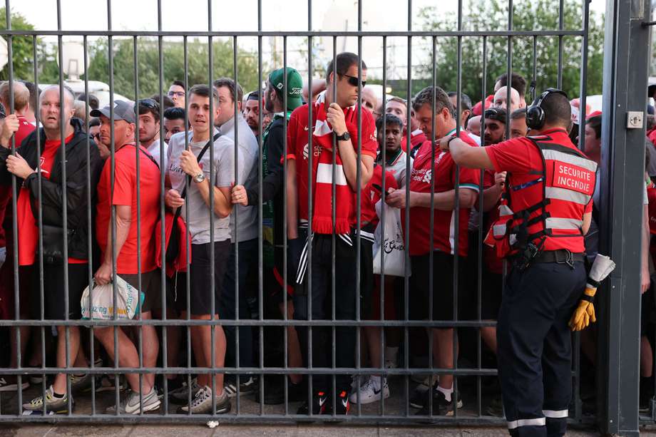 Los hinchas del Liverpool y del Real Madrid se vieron afectados por la falta de organización de la policía parisina / AFP
