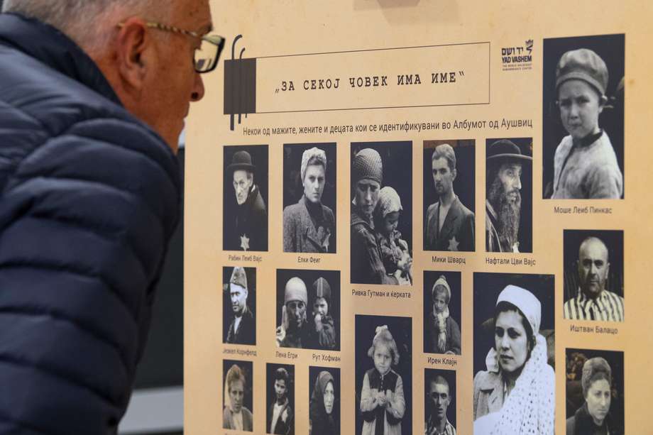 Un visitante observa la exposición de fotografías documentales del campo de concentración nazi de Auschwitz en el Museo del Holocausto en Skopje, República de Macedonia del Norte, el 25 de enero de 2024.
