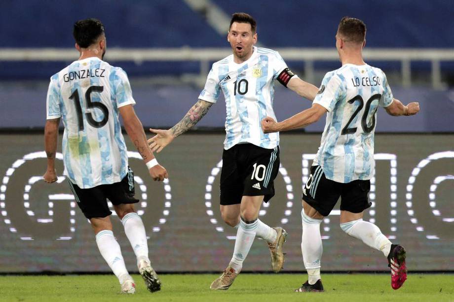 Lionel Messi celebra con sus compañeros el primer gol de Argentina en la Copa América 2021.