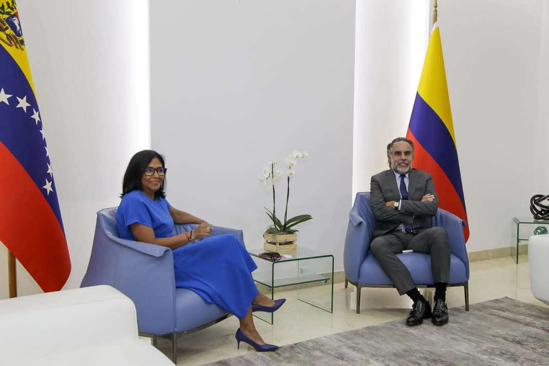 El embajador de Colombia en Venezuela reunido con la vicepresidenta de ese país, Delcy Rodríguez.