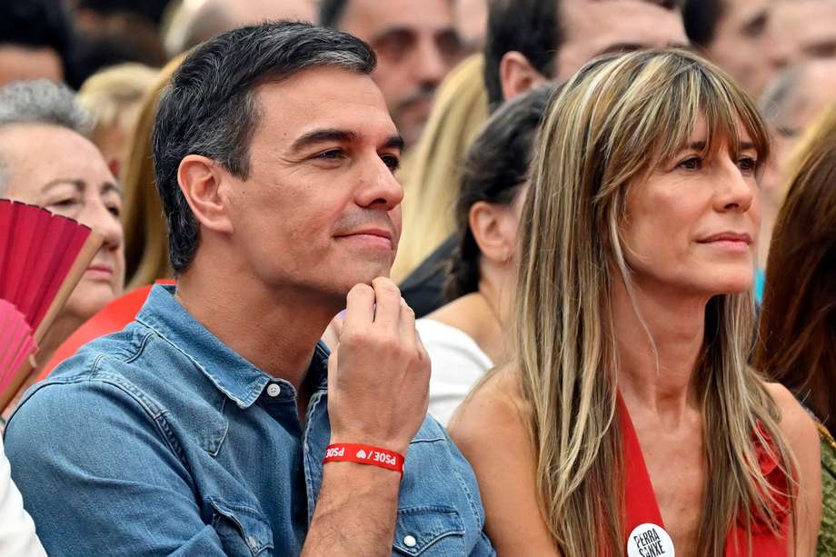 El primer ministro español y candidato del Partido Socialista Español (PSOE), Pedro Sánchez (izq.) y su esposa Begoña Gómez asisten al mitin de cierre de campaña en Getafe, en las afueras de Madrid, el 21 de julio de 2023.