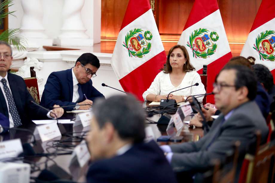 Dina Boluarte mientras lidera la reunión del Consejo de Estado, en Lima (Perú). 