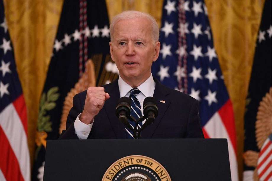 El presidente de los Estados Unidos, Joe Biden, responde a preguntas de los periodistas en la Casa Blanca.