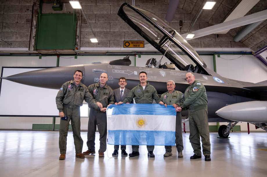 La delegación argentina encabezada por el ministro de Defensa, Luis Alfonso Petri (4-L), posa para una foto en el aeropuerto de Skrydstrup, en Jutlandia, Dinamarca.