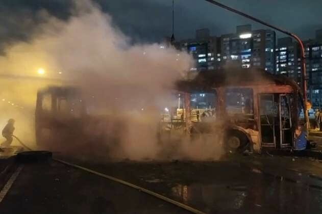 Incendian bus del SITP en medio de disturbios en Bogotá