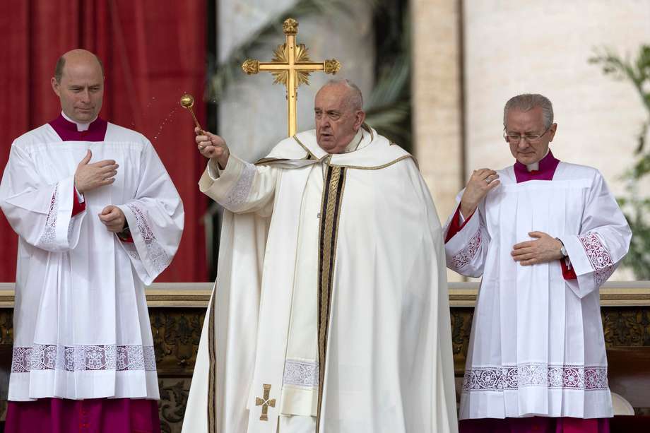 El papa Francisco dirige la misa de Pascua en la Plaza de San Pedro, Ciudad del Vaticano, este domingo.
