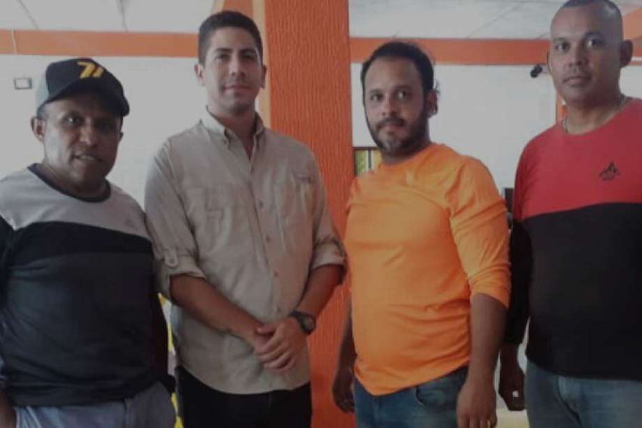 De acuerdo con la ONG Fundaredes, la Guardia Nacional Bolivariana les quitó, a los cuatro, los teléfonos celulares y los elementos con los cuales iban a reportar los combates en Apure. 