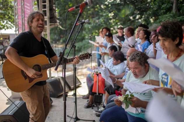 El coro que salva habitantes de calle en Río de Janeiro