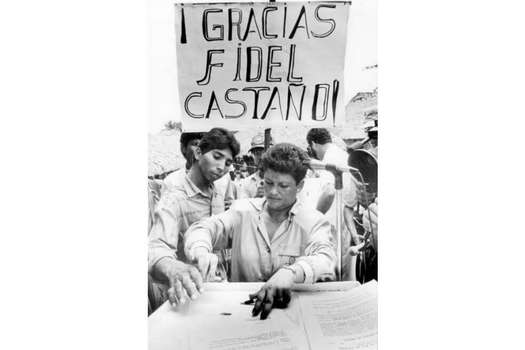 Sor Teresa Gómez, hermanastra del clan Castaño, obtenía firmas de campesinos para arrebatarles sus tierras. / Archivo El Espectador