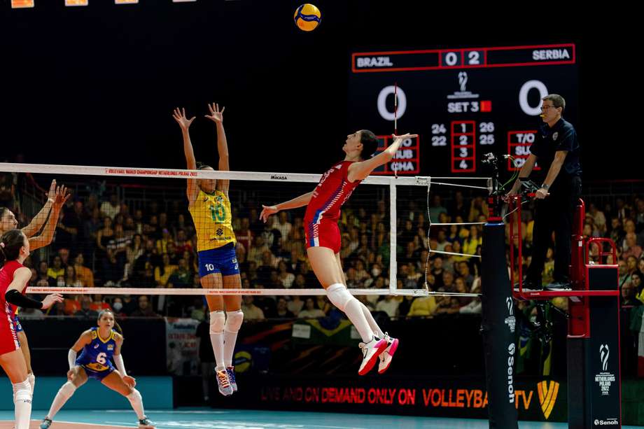 Tijana Boskovic de Serbia en acción durante la final del Mundial contra Brasil.