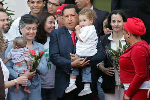 En enero de 2008 el presidente Hugo Chávez en el Palacio de Miraflores con Clara Rojas y Consuelo González, horas después de ser liberadas por las Farc.  / AFP