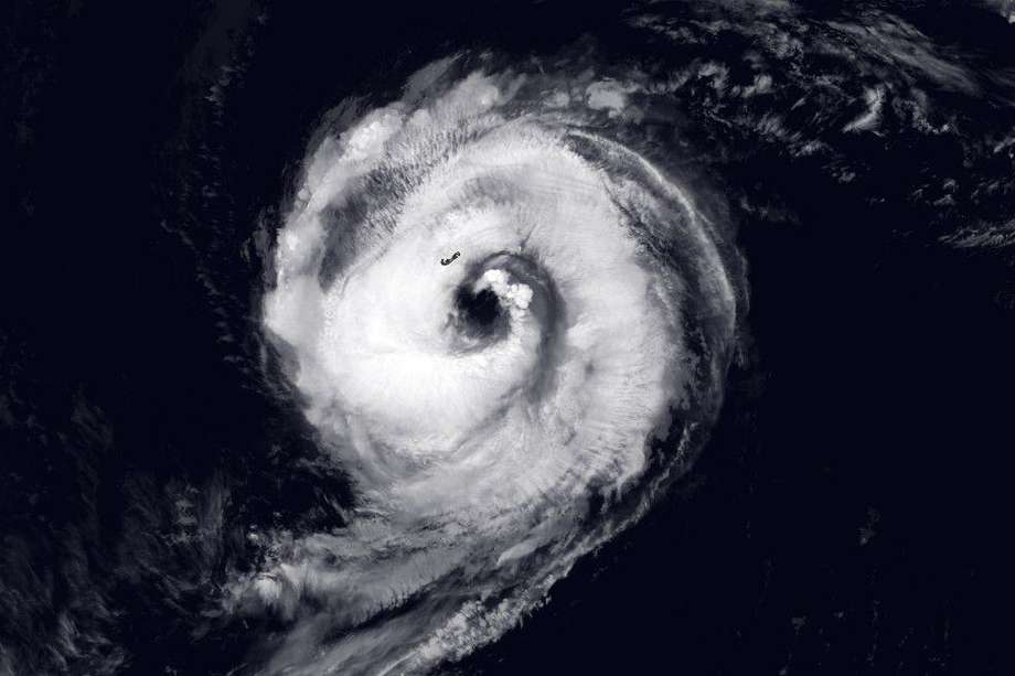 Esta imagen de la NASA muestra como el huracán Paulette está sobre Bermuda. Este es uno de los cinco ciclones tropicales que están al tiempo en el Atlántico.
