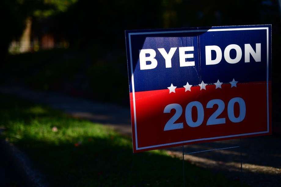 Un letrero que apoya al candidato presidencial demócrata Joe Biden dice "Adiós Don 2020" en un jardín delantero en Filadelfia, Pensilvania.