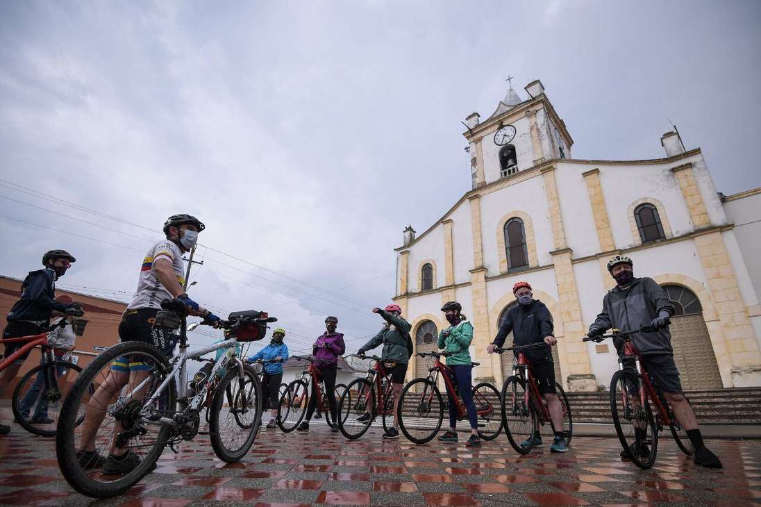 En Guayabal de Síquima, un municipio ubicado en la Provincia de Magdalena Centro, puede iniciar un recorrido en bicicleta rodeado de cultura, naturaleza e historia, hasta Cambao, que también cuenta con destacados atractivos turísticos.