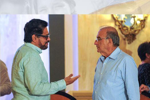 EL comandante guerrillero Iván Márquez ( izq. ) y el jefe de la delegación de Colombia a las conversaciones de paz , Humberto de la Calle. / AFP