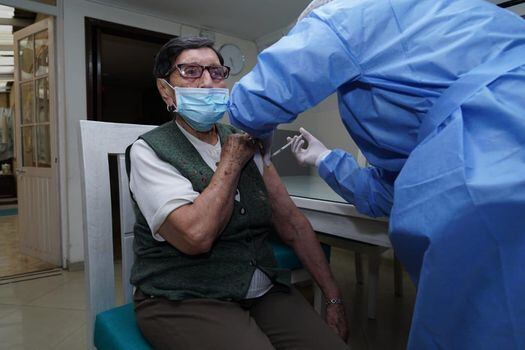 Elvira fue una de las primeras mayores de 80 en recibir la vacuna en Bogotá.
