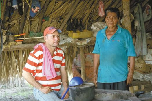 Carlos Agámez y Ricardo Ortega viven en la vereda El Respaldo, en los predios que les fueron restituidos en 2016 y 2017. Sin embargo, parte de sus familias no regresaron. / Fotos: Iván Muñoz
