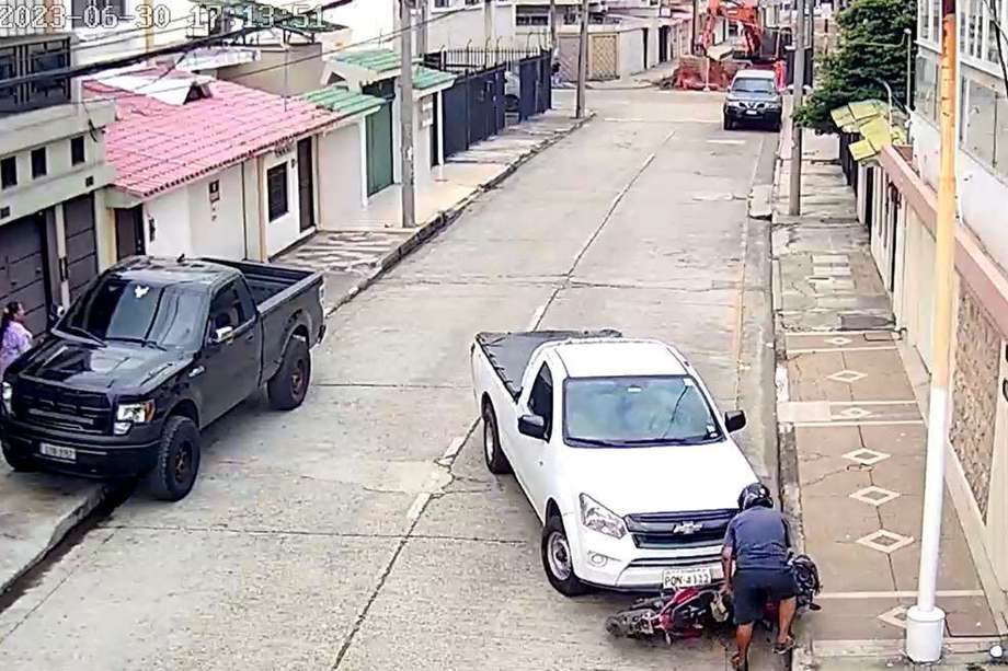 En video quedó registrado el momento en el que un hombre atropella a un ladrón en el norte de Guayaquil, Ecuador.