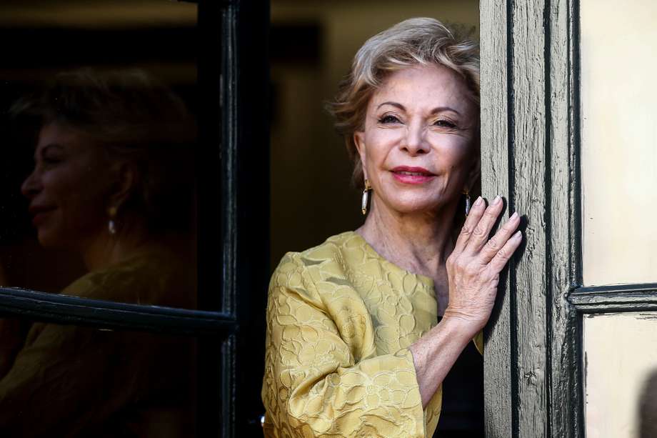 Fotografía de archivo fechada el 4 de noviembre de 2019 de la escritora chilena Isabel Allende mientras posa para los medios de comunicación antes de recibir el Premio Internacional de Novel Histórica Barcino, en Barcelona (España). 