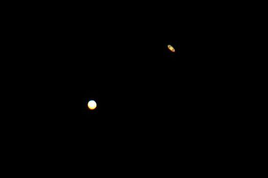 Fotografía tomada en un distrito a 120 kilómetros de Kuwait en la que se observa la Gran Conjunción entre Jupiter y Saturno.