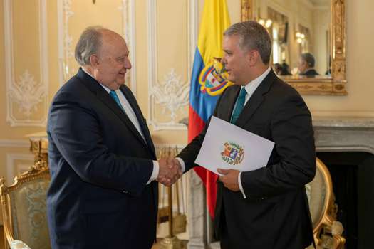 El presidente colombiano, Iván Duque (derecha), recibió las cartas credenciales de Humberto Calderón Berti, (izquierda) en la Casa de Nariño. / Presidencia Colombia