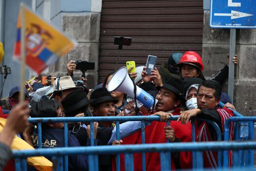 El presidente de la Confederación de Nacionalidades Indígenas del Ecuador, Leonidas Iza (c), habla junto a manifestantes durante una marcha pacífica hacia el Palacio de Gobierno en Quito.