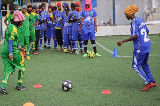 Mujeres en Somalia juegan fútbol, a pesar de las críticas de los hombres.  / AFP