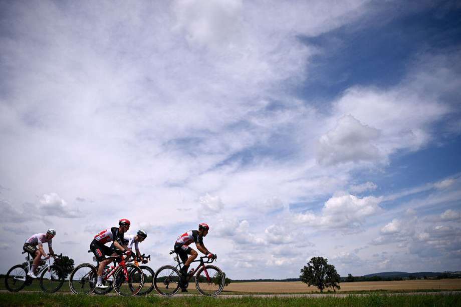 Tadej Pogacar y su equipo en el transcurso de la etapa 7 del Tour de Francia 2021.