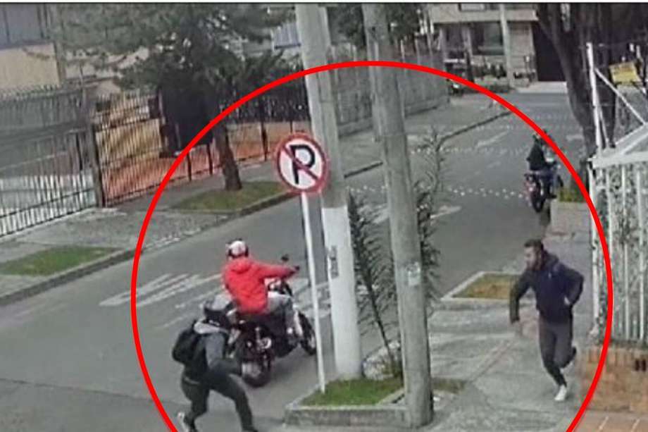 Captura de pantalla del video grabado por cámaras de seguridad en Teusaquillo, donde un hombre fue atracado por motociclistas.
