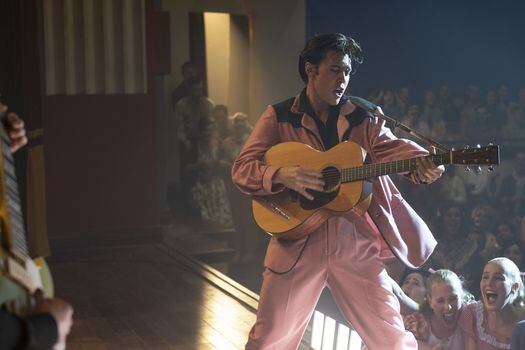 "Elvis", estrenada fuera de competición en el Festival de Cannes, se presenta como una suerte de caleidoscopio con una extraordinaria banda sonora.