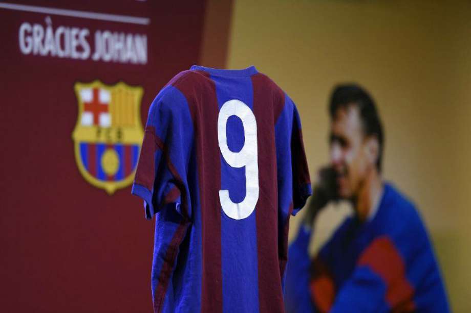Camiseta de Johan Cruyff, en Barcelona, durante la ceremonia que se realizó tras cumplirse un año de su muerte en 2016.