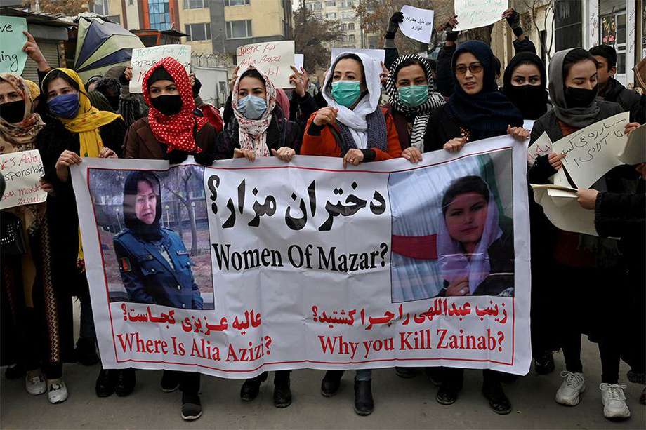 En esta foto de archivo tomada el 16 de enero de 2022, las mujeres afganas cantan consignas y sostienen pancartas durante una marcha de protesta por los derechos de las mujeres en Kabul. 