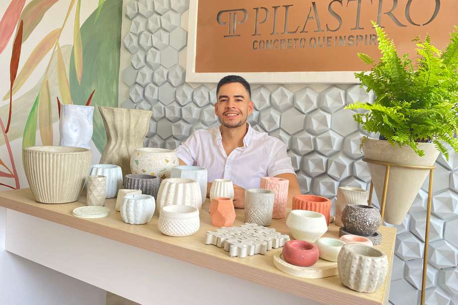 Él es Andrés Gómez Martelo, el fundador de Pilastro, la empresa que encontró en el concreto la herramienta para diseñar piezas decorativas.
