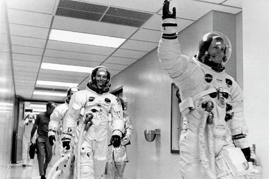 A las 11:21 GMT del 16 de julio de 1969 los astronautas iban en camino al vehículo de lanzamiento.  / NASA