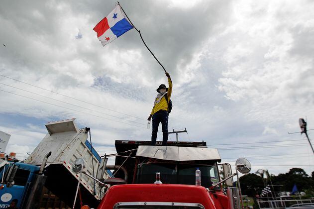 Panamá: siguen protestas y bloqueos viales por alza en precios de combustible