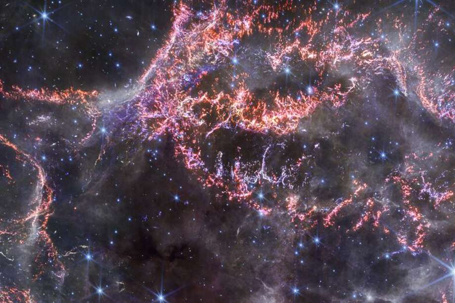 Cas A es uno de los restos de supernova mejor estudiados de todo el cosmos. A lo largo de los años, los observatorios terrestres y espaciales, incluido el Observatorio de Rayos X Chandra de la NASA , el Telescopio Espacial Hubble y el Telescopio Espacial Spitzer retirado , han recopilado una imagen de múltiples longitudes de onda del remanente del objeto.
