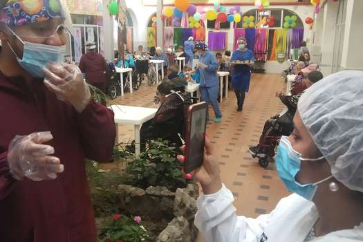 La secretaria Xinia Navarro visitó el centro de cuidado Casa Nostra en donde compartió con los adultos y aclaró las dudas respecto a la alimentación que se brinda en estos espacios.